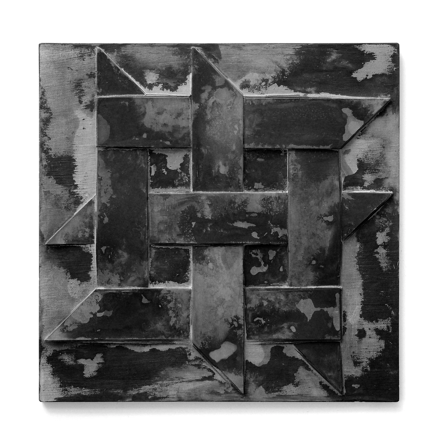 Árnyak XVII., 2018 - festett beton relief, 45 x 45 x 1,5 cm