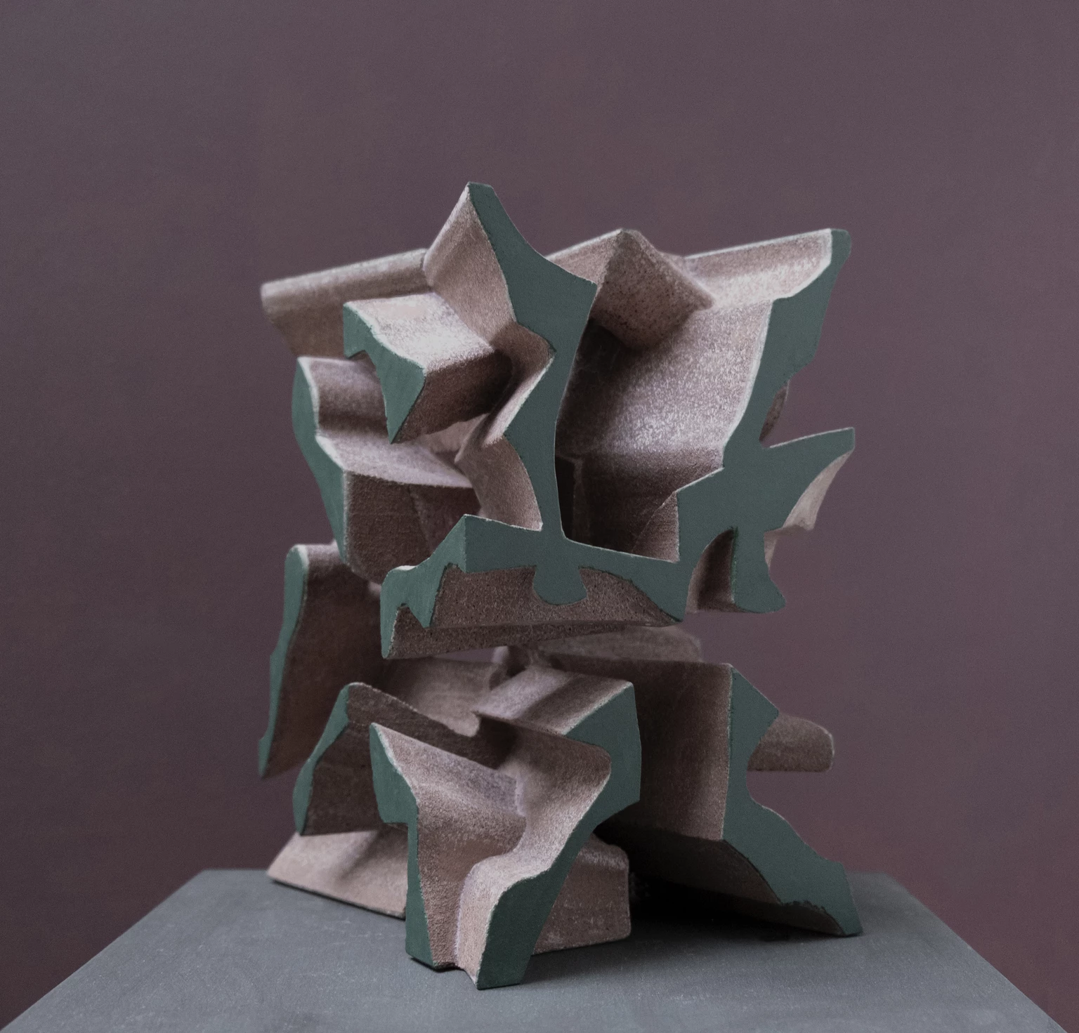 Improvizáció 3., 2020 - festett beton, 28 x 22 x 17,5 cm