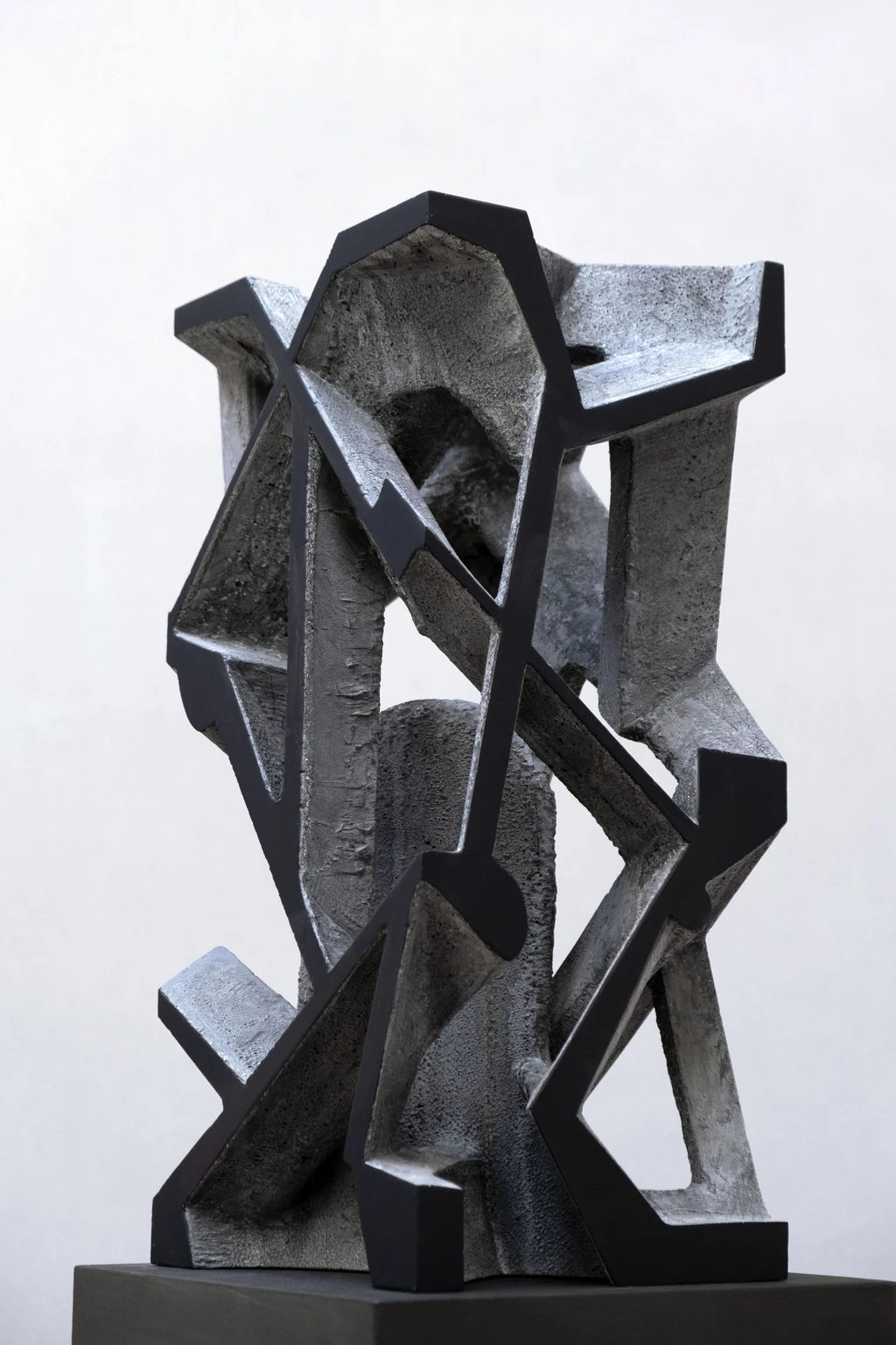 Atonális, 2021 - festett beton, 56 x 28 x 24 cm