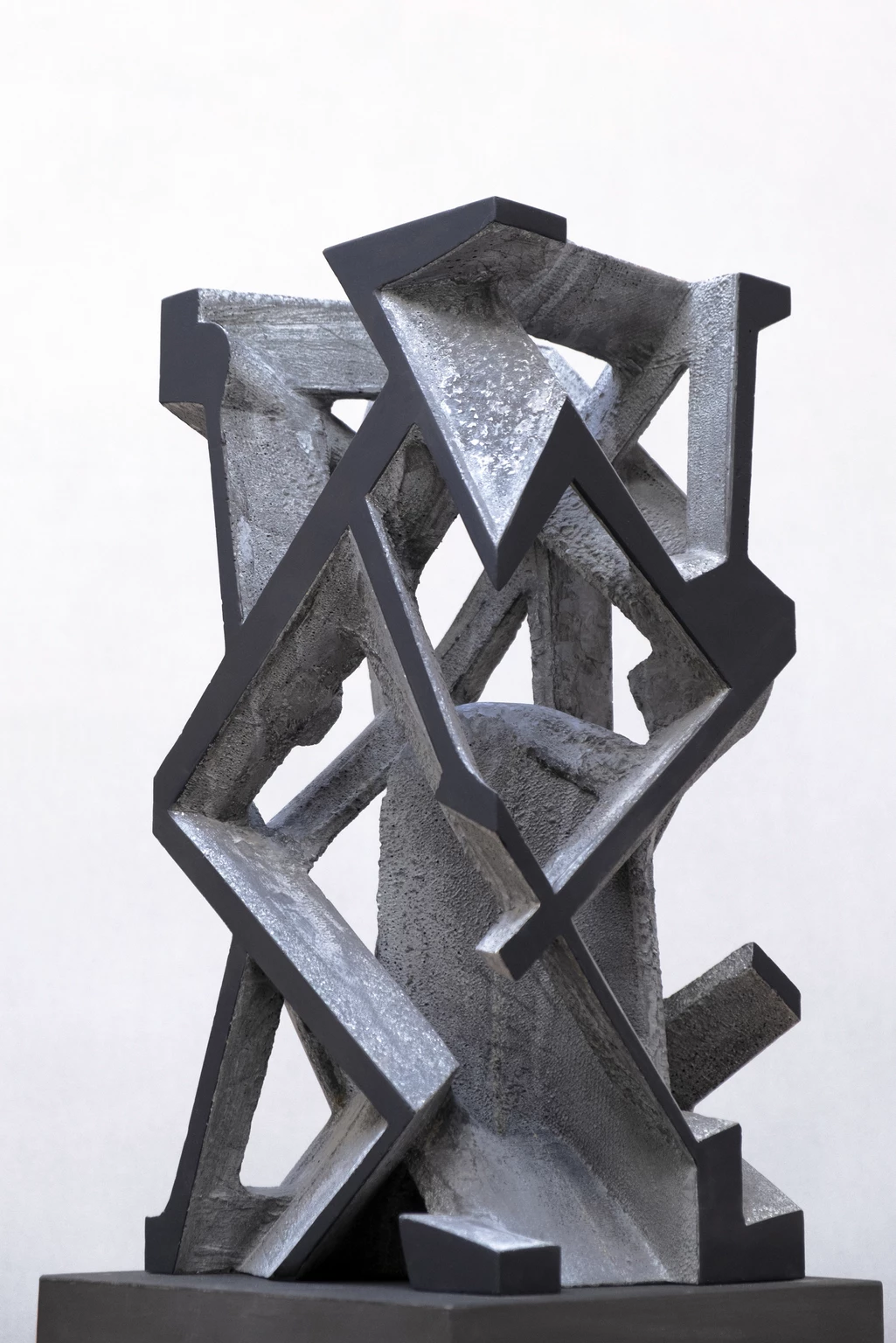 Atonális, 2021 - festett beton, 56 x 28 x 24 cm
