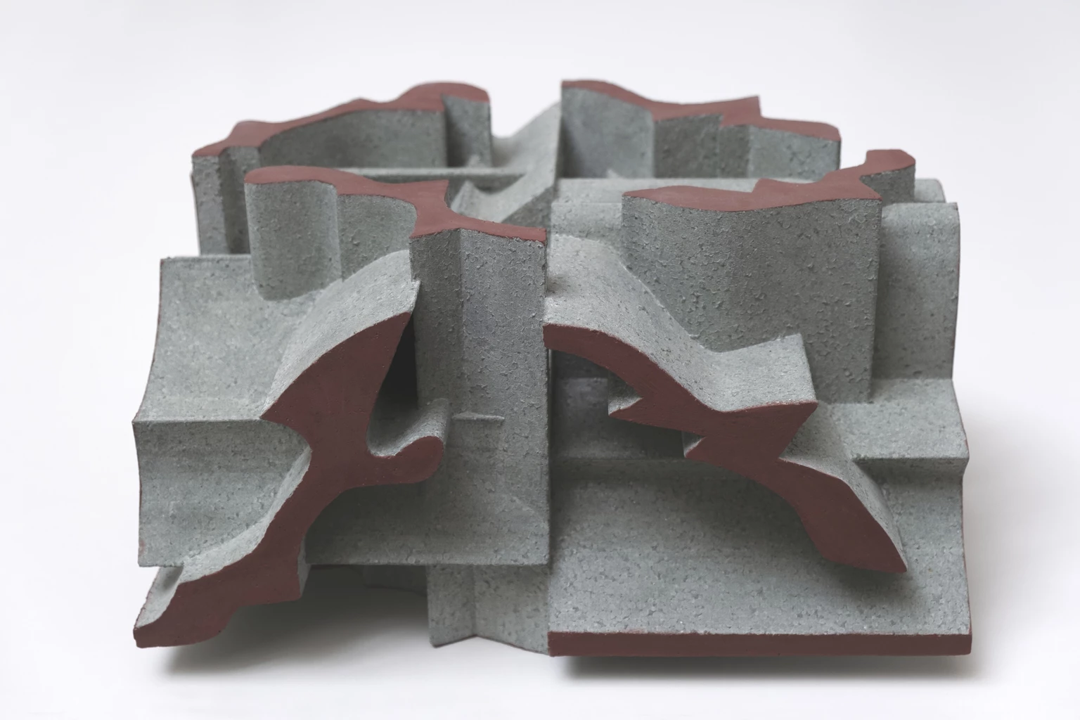 Fragmentumok tere 1., 2022 - anyagában színezett és festett beton, 19 x 34 x 36 cm