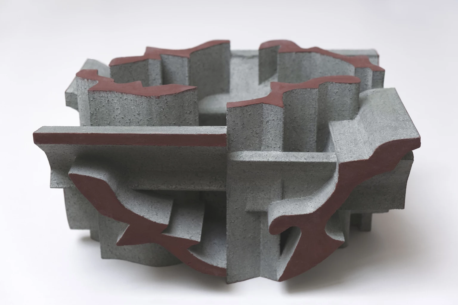 Fragmentumok tere 1., 2022 - anyagában színezett és festett beton, 19 x 34 x 36 cm