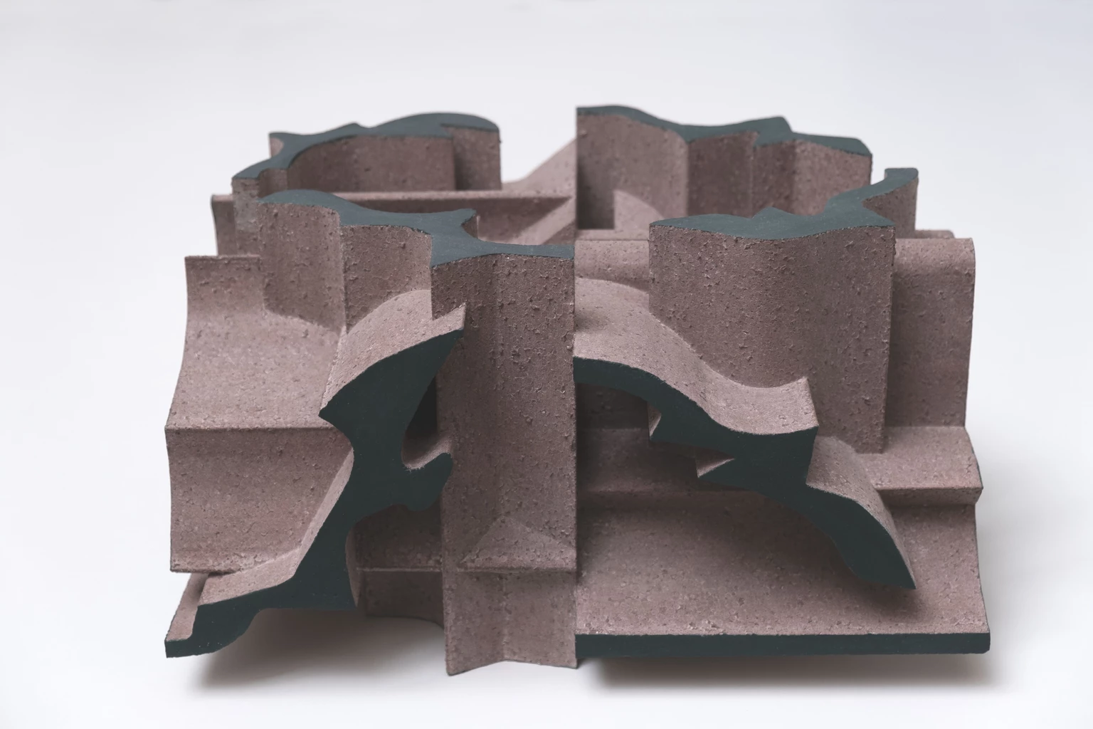 Fragmentumok tere 2., 2022 - anyagában színezett és festett beton, 19 x 34 x 36 cm