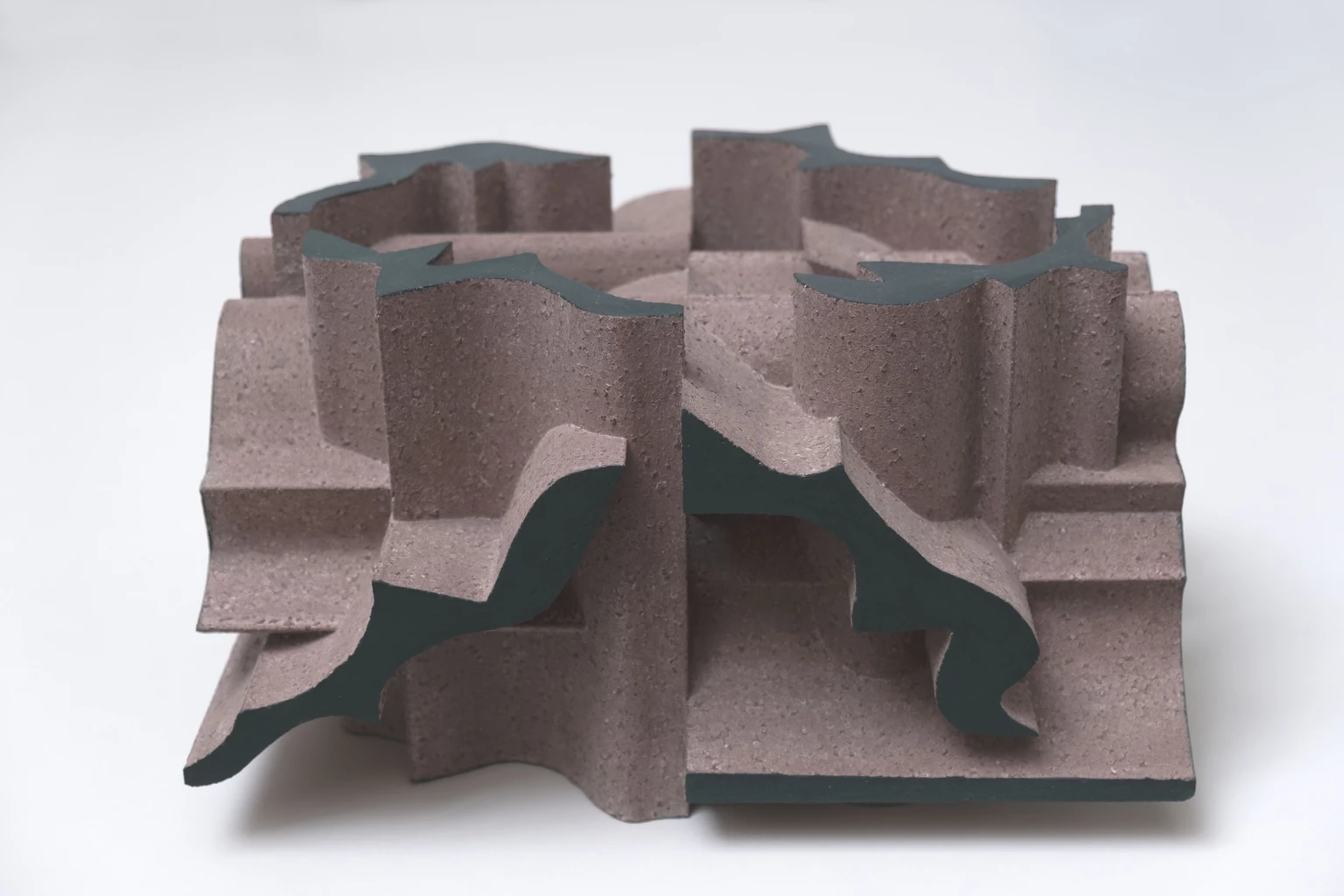 Fragmentumok tere 2., 2022 - anyagában színezett és festett beton, 19 x 34 x 36 cm