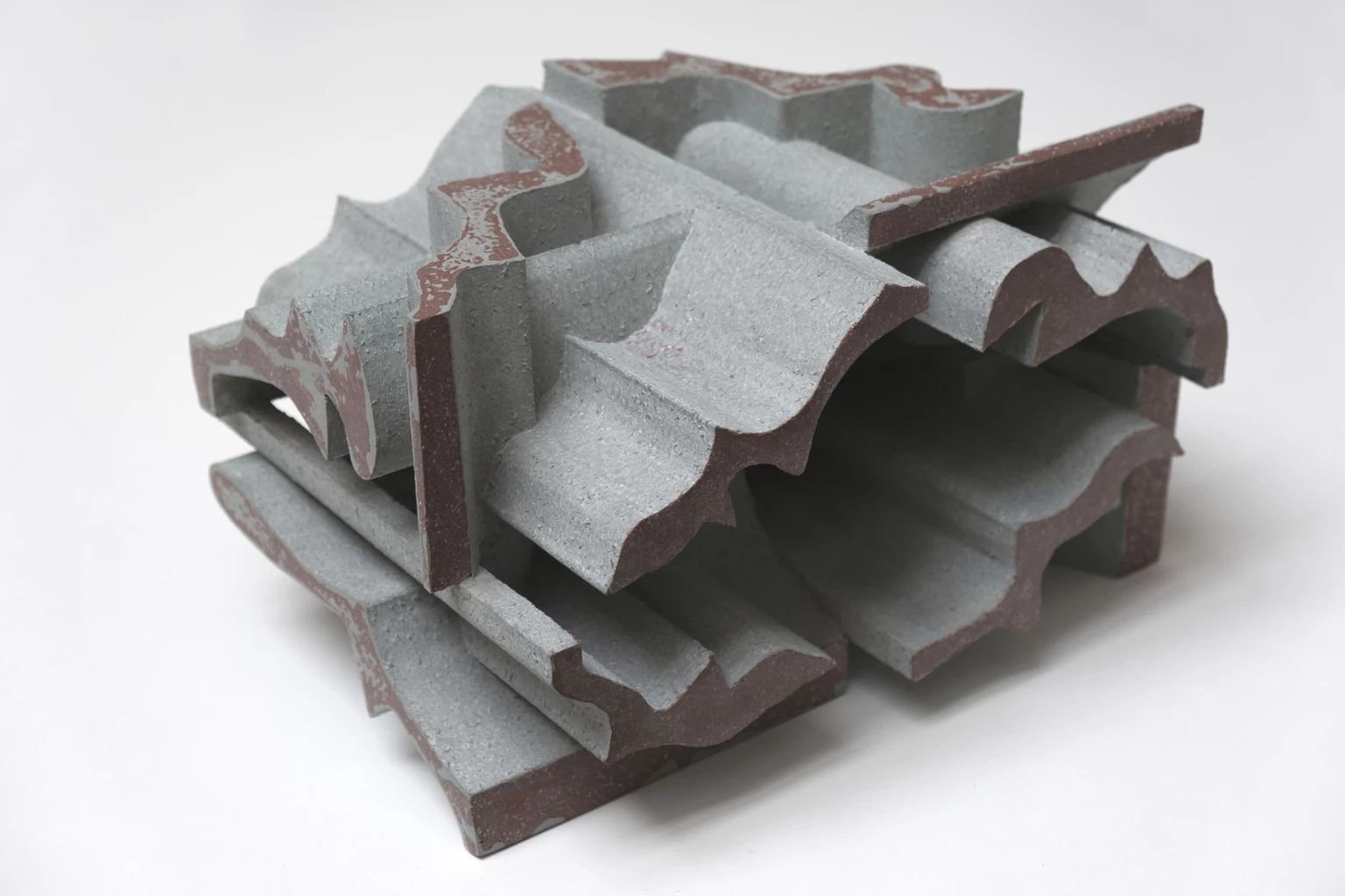 Fragmentumok tere 3., 2022 - anyagában színezett és festett beton, 25 x 33,5 x 20 cm