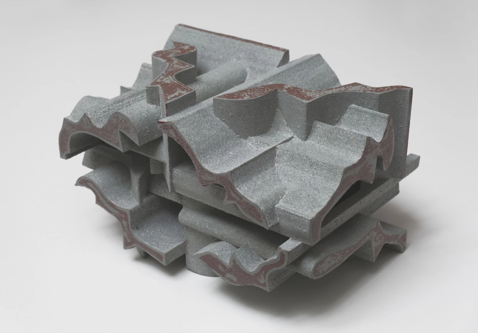 Fragmentumok tere 3., 2022 - anyagában színezett és festett beton, 25 x 33,5 x 20 cm