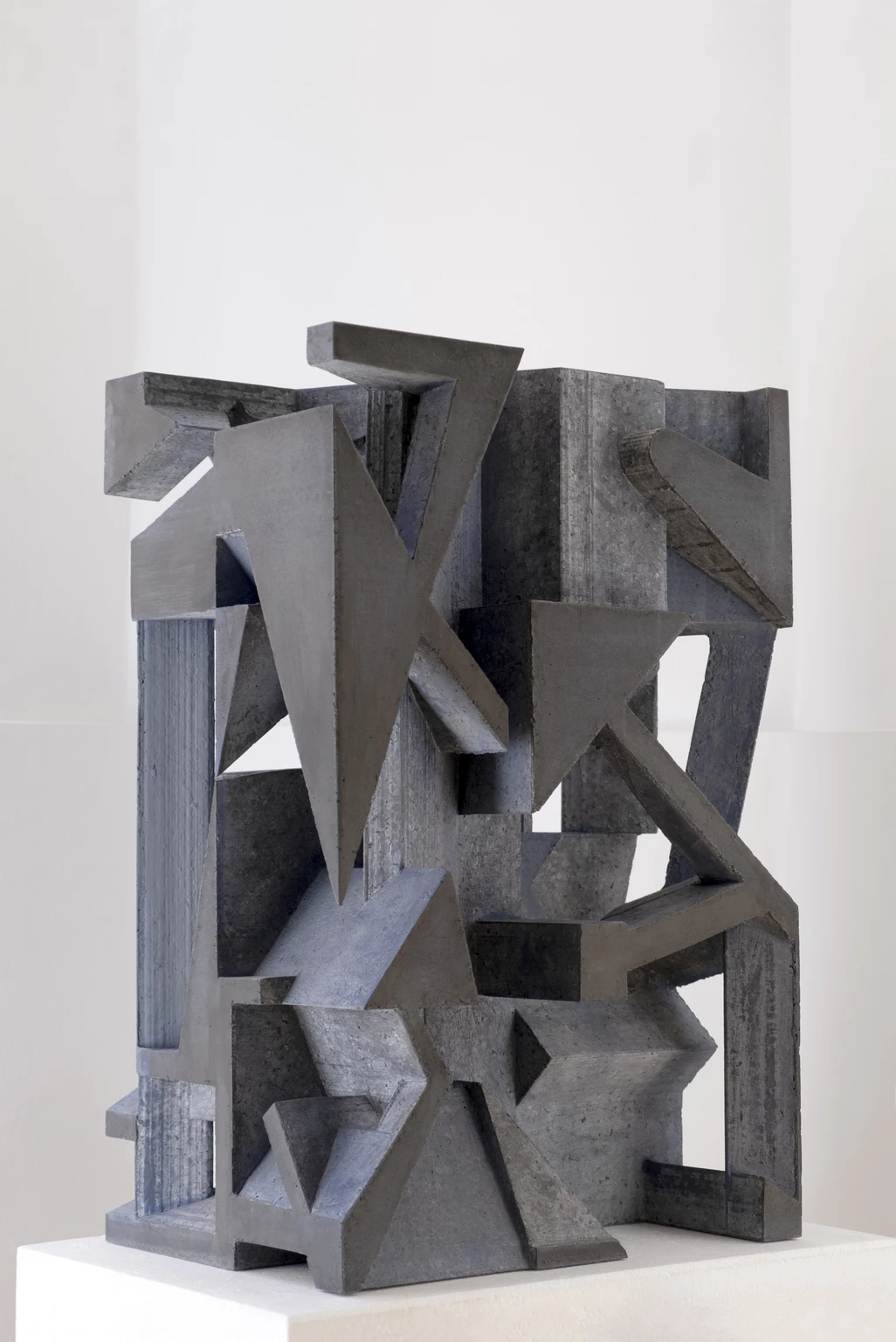 R2, 2022 - beton, 57 x 38 x 26,5 cm