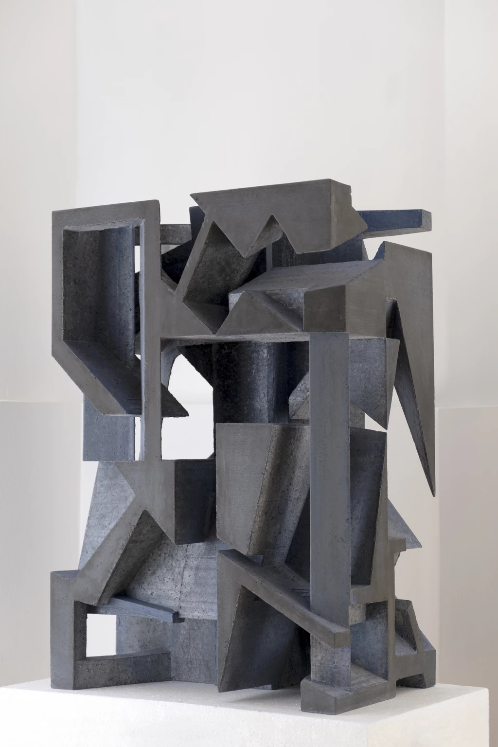 R2, 2022 - beton, 57 x 38 x 26,5 cm