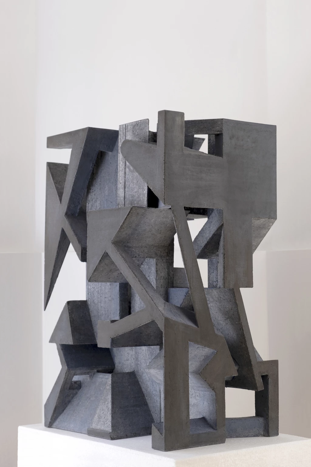 R2, 2022 - beton, 57 x 38 x 26,5 cm