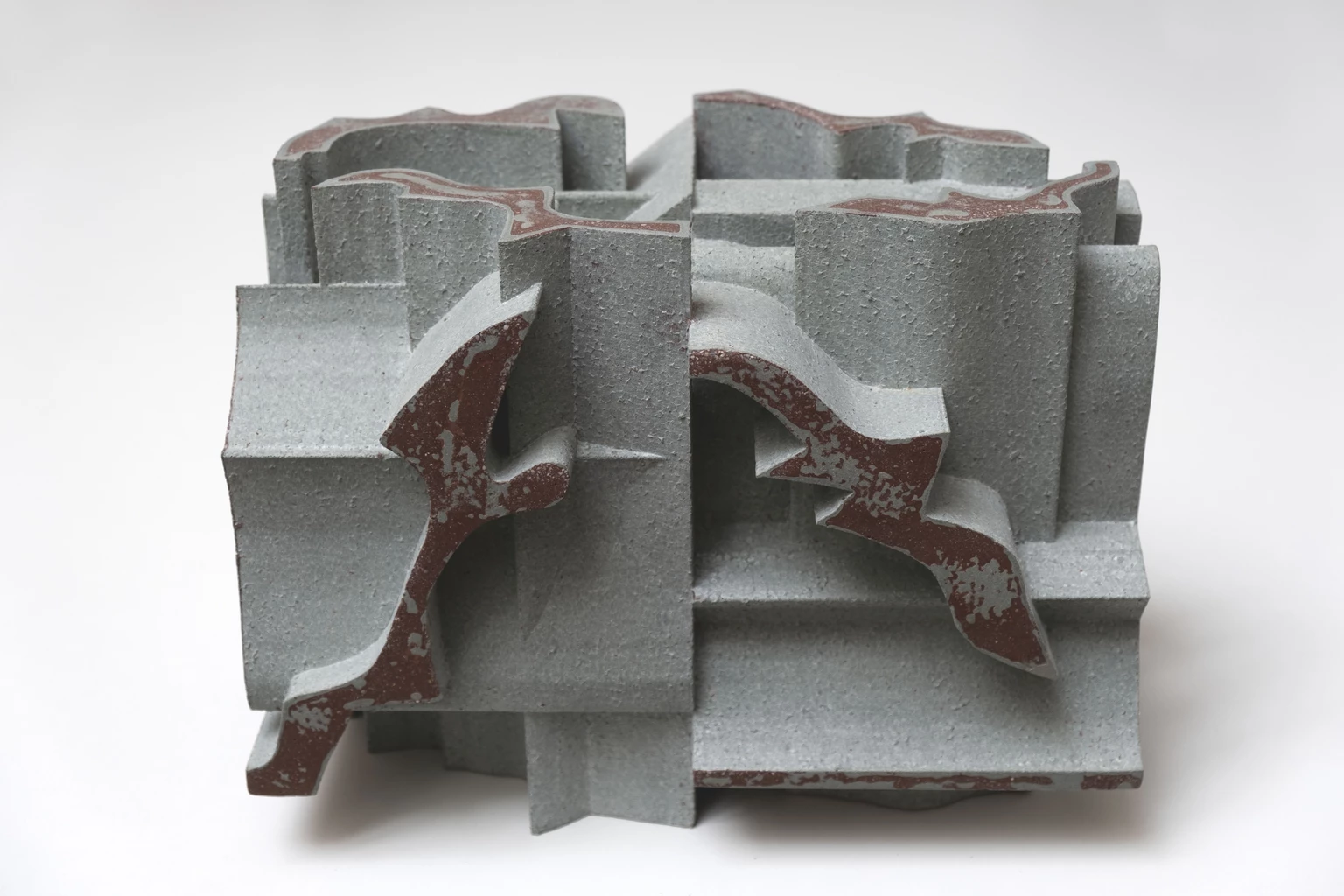 Recens 3., 2022 - anyagában színezett és festett beton, 25 x 33,5 x 20 cm