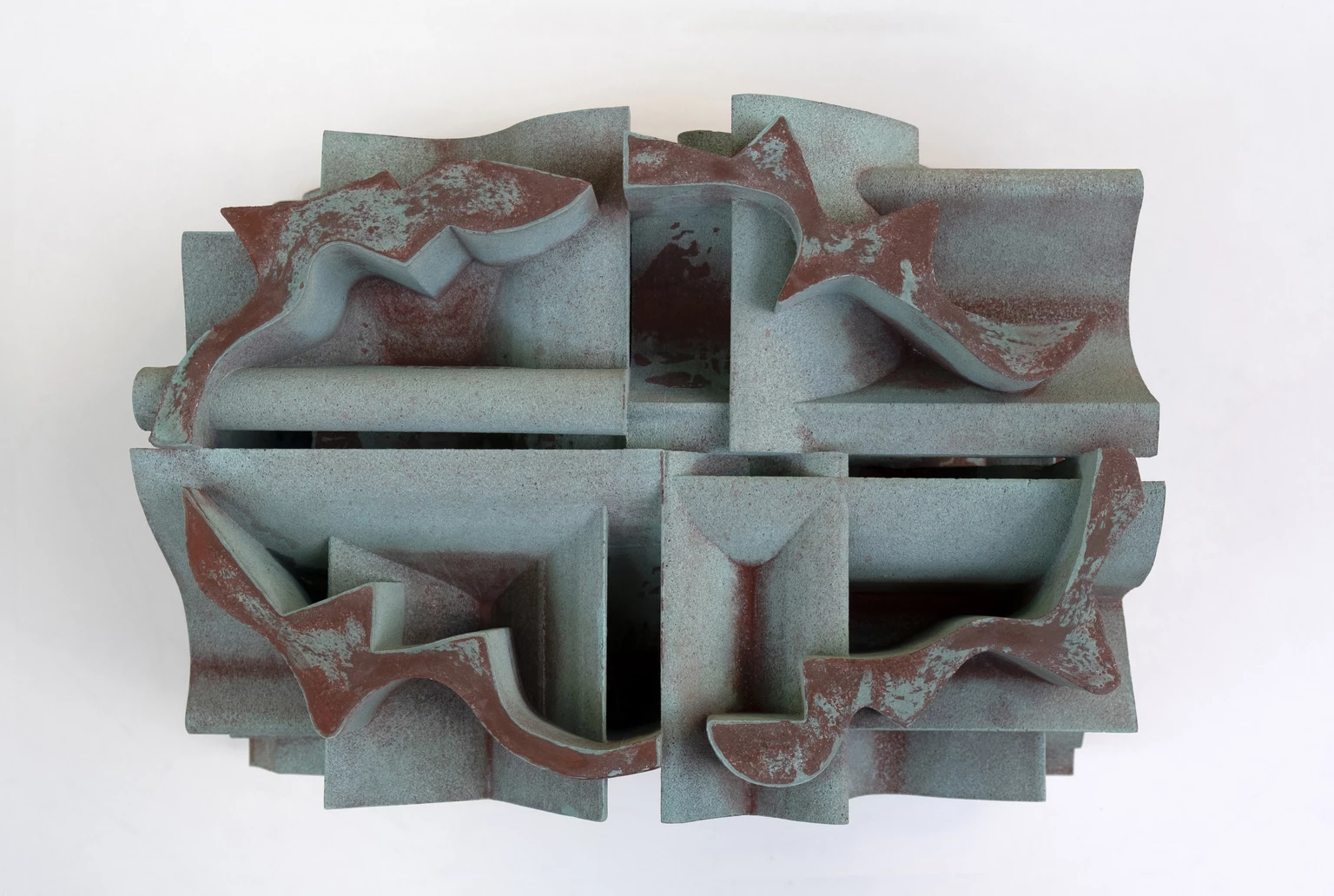 Recens 4., 2022 - anyagában színezett és festett beton, 30 x 56 x 40 cm