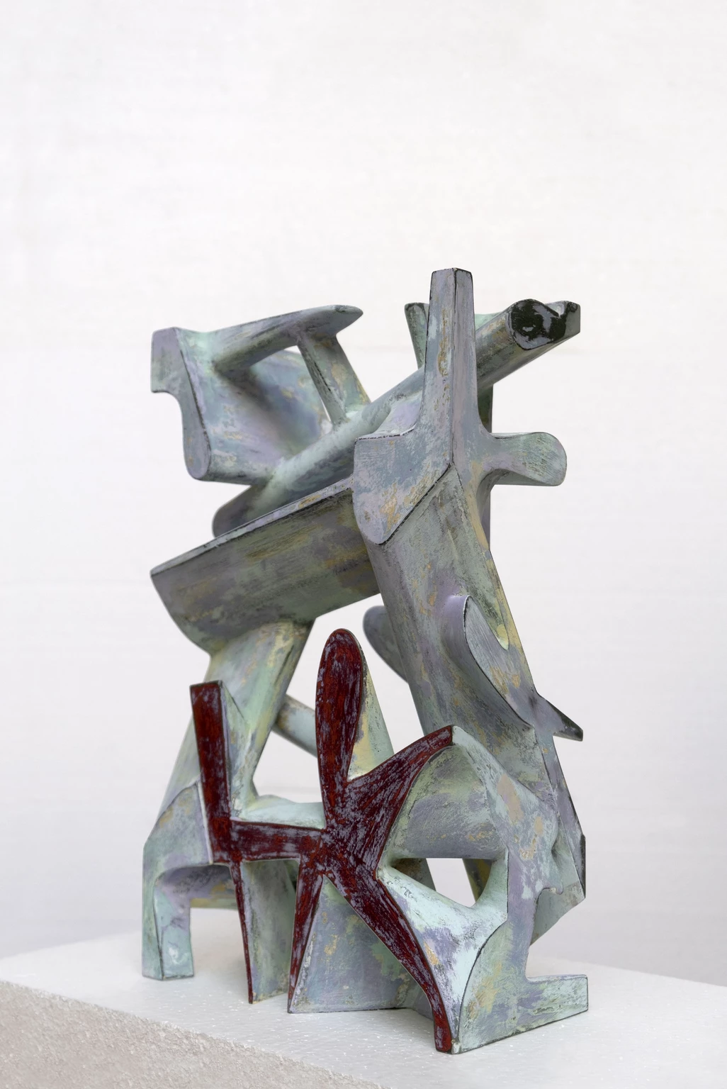 Vágyakozás 1., 2022 - anyagában színezett és festett beton, 40,5 x 25 x 12 cm