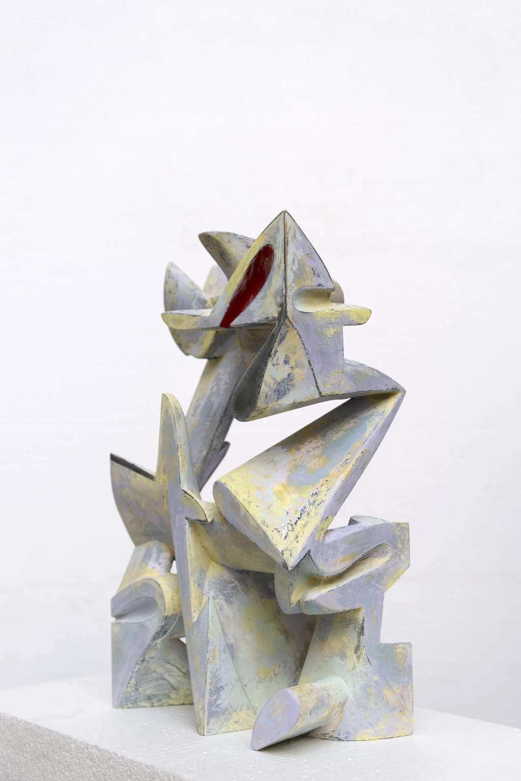 Vágyakozás 2., 2022 - anyagában színezett és festett beton, 39,5 x 25 x 12,5 cm