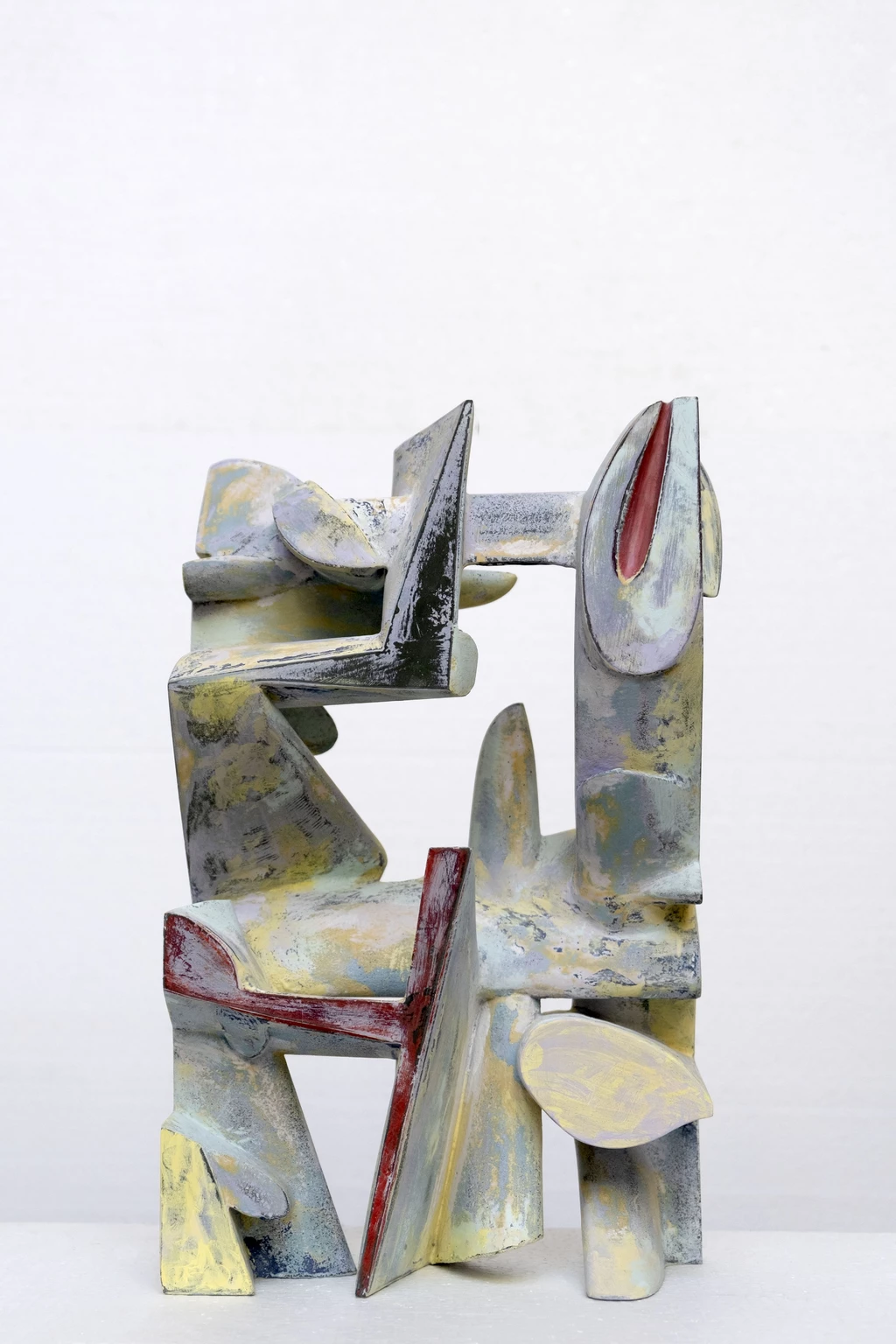 Vágyakozás 2., 2022 - anyagában színezett és festett beton, 39,5 x 25 x 12,5 cm