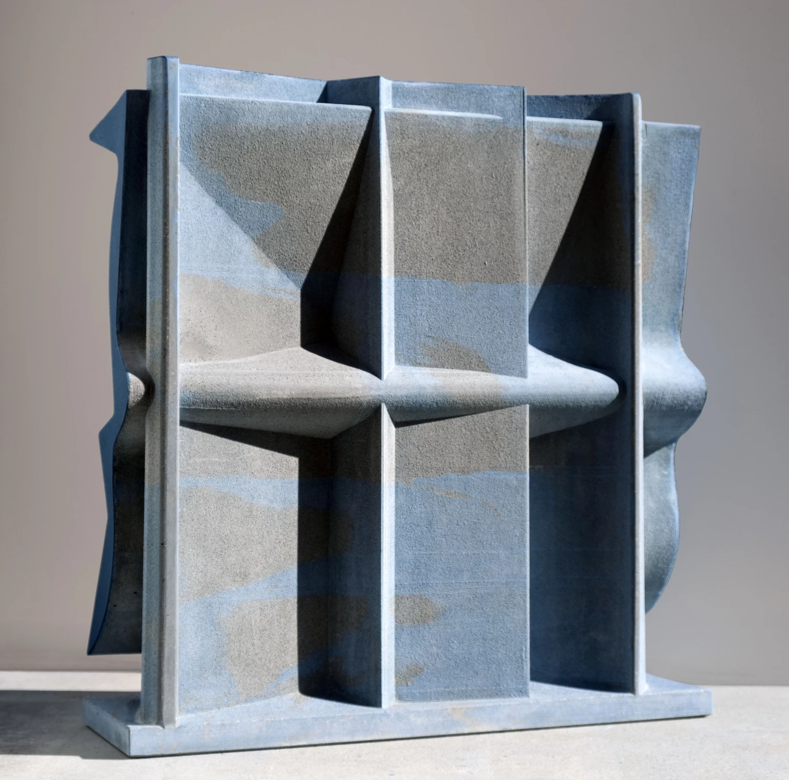 Fülke 1., 2023 - anyagában színezett beton, 63 x 60 x 20 cm