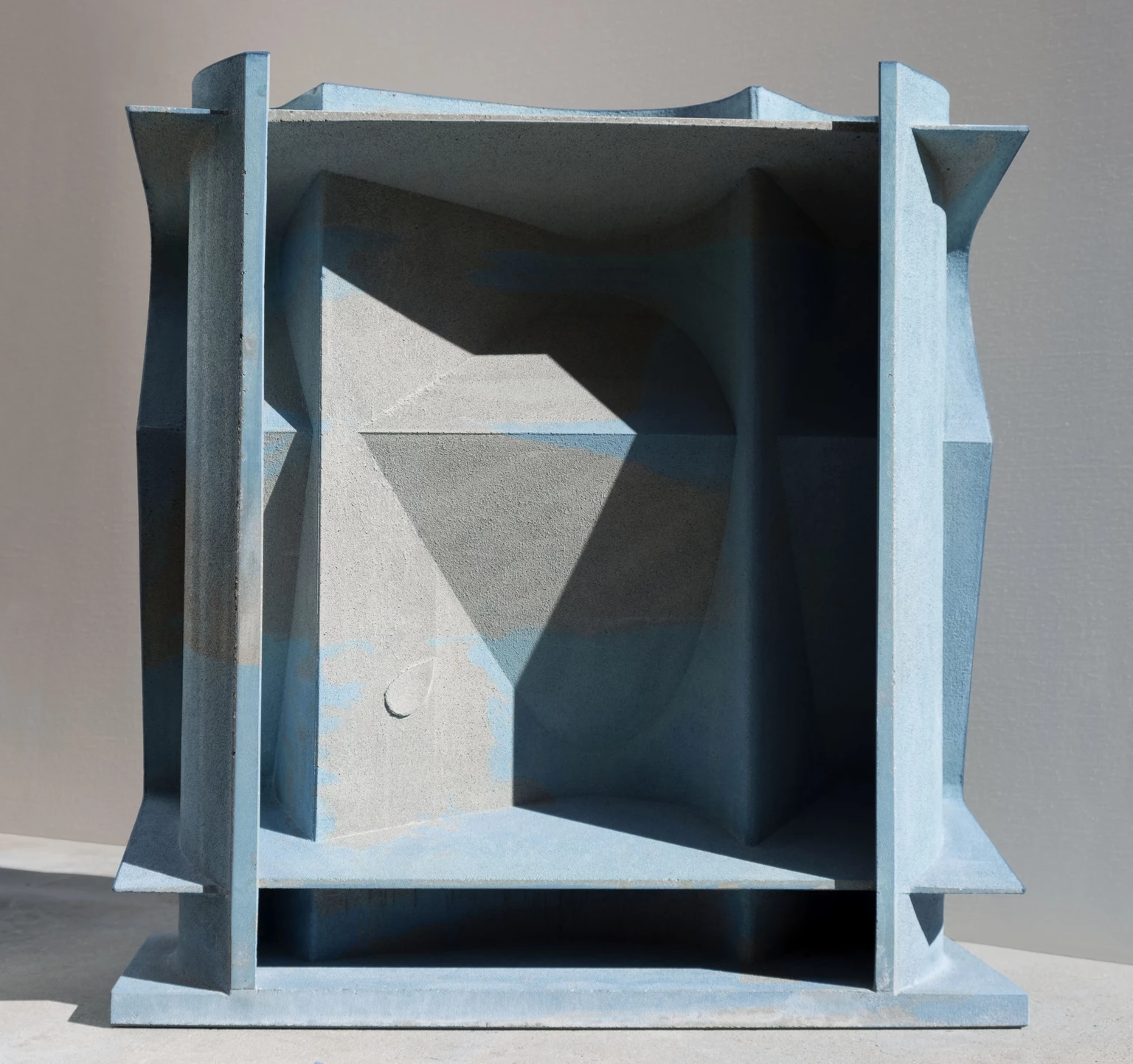 Fülke 2., 2023 - anyagában színezett beton, 63 x 60 x 20 cm