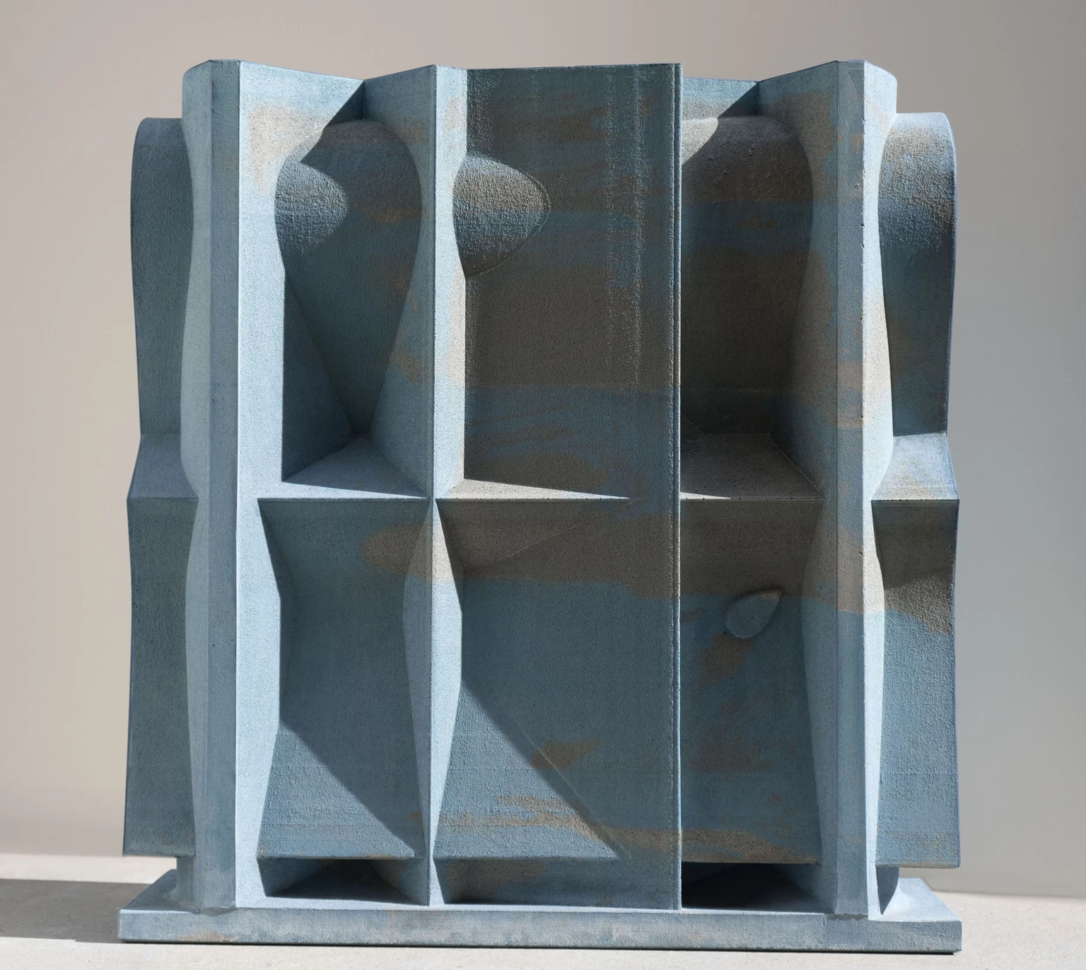 Fülke 2., 2023 - anyagában színezett beton, 63 x 60 x 20 cm