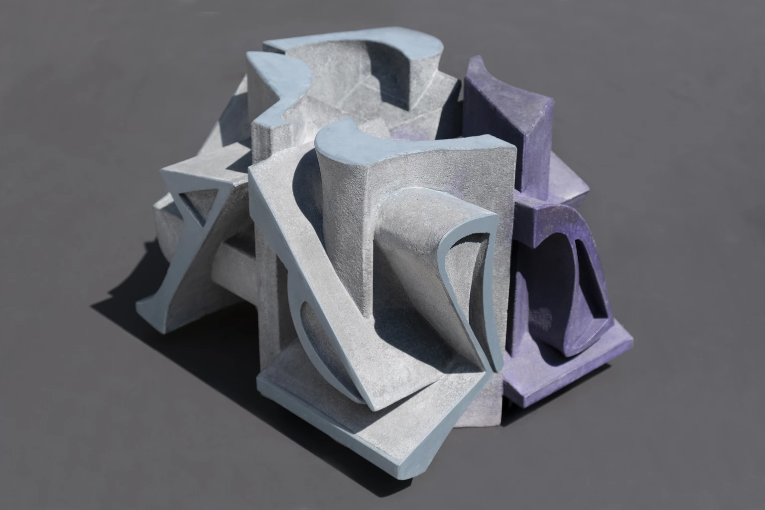 Fragmentumok tere 5., 2026 - beton, akril, 25 x 34 x 27,5 cm