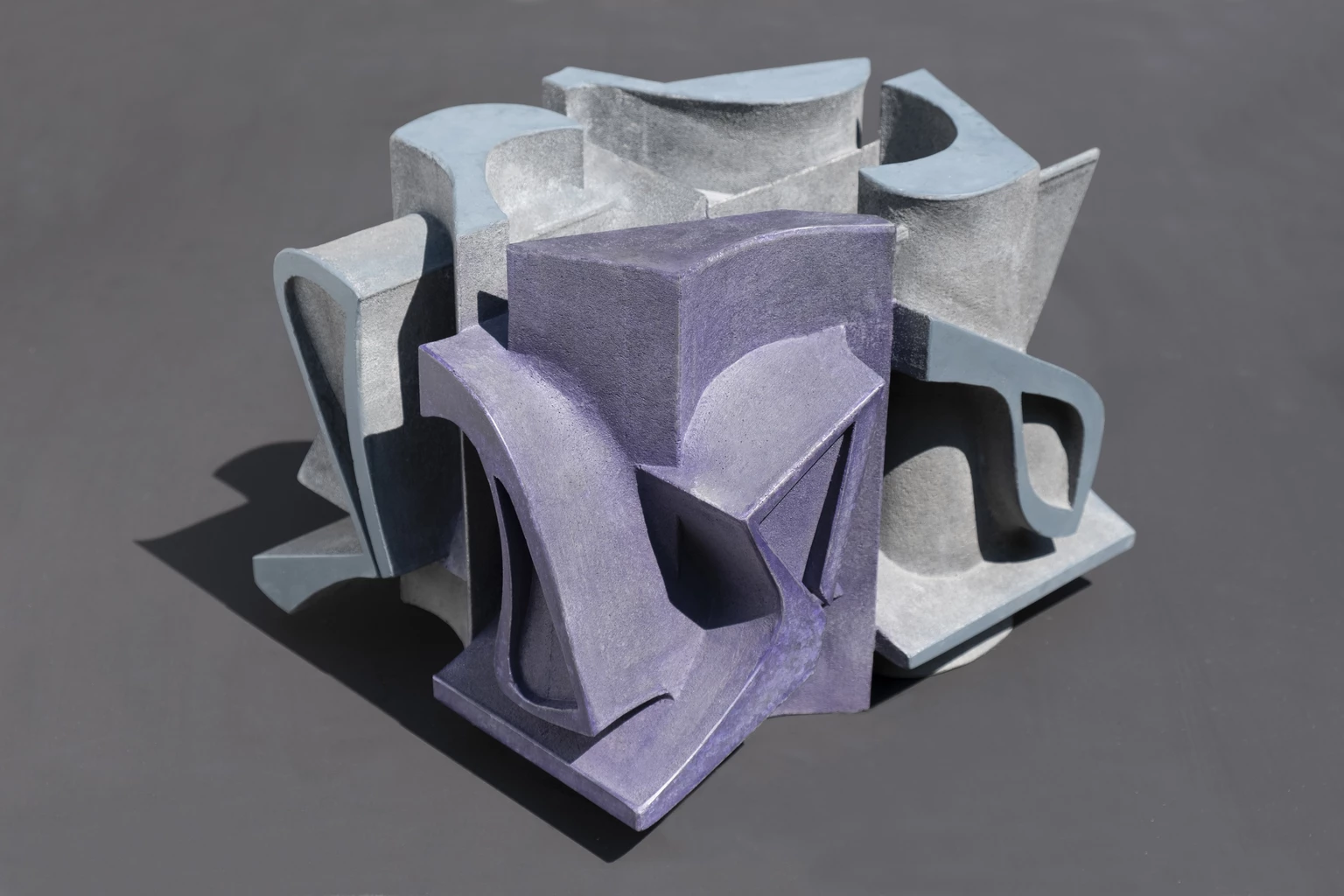 Fragmentumok tere 5., 2026 - beton, akril, 25 x 34 x 27,5 cm