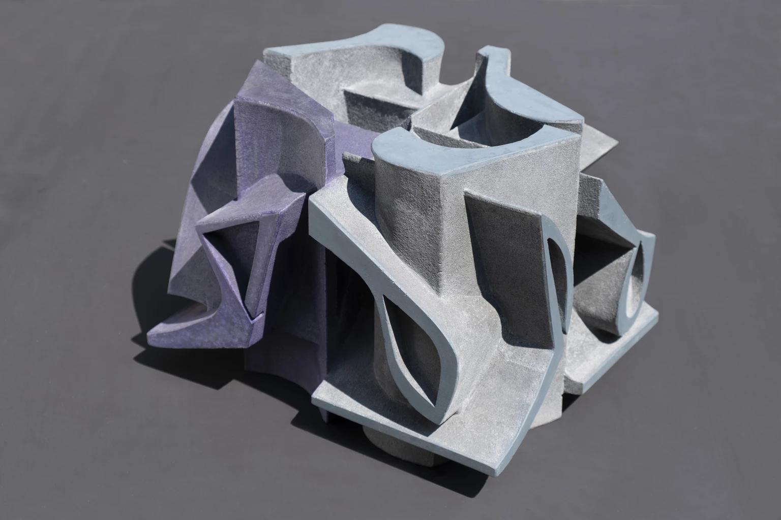 Fragmentumok tere 5., 2026 - beton, akril, 25 x 34 x 27,5 cm