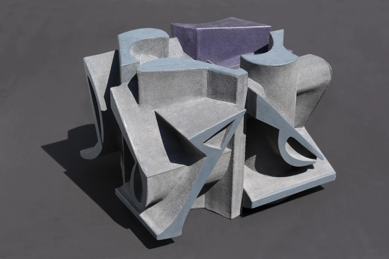 Fragmentumok tere 5., 2026 - beton, akril, 25 x 34 x 27,5 cm