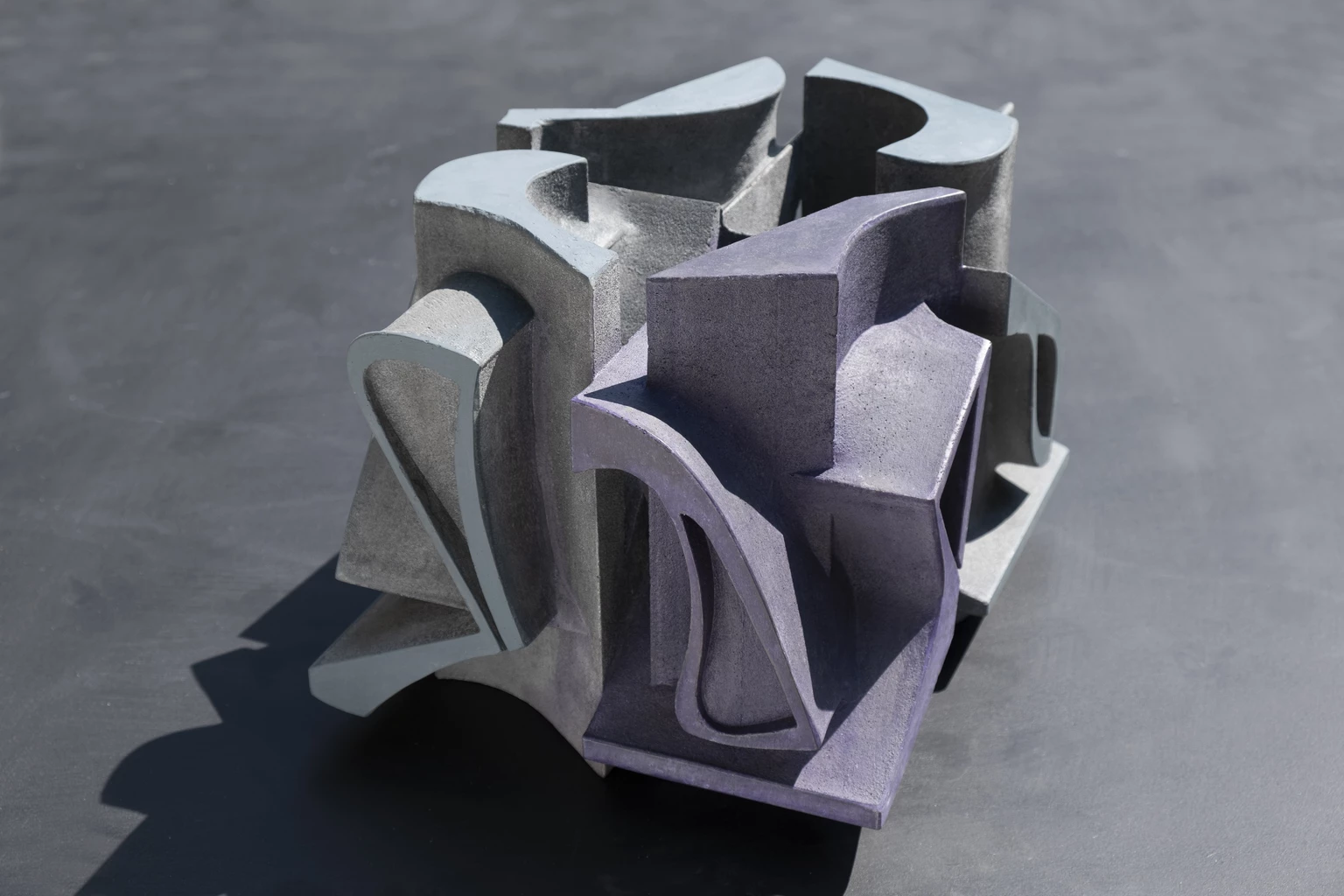 Fragmentumok tere 5., 2026 - beton, akril, 25 x 34 x 27,5 cm