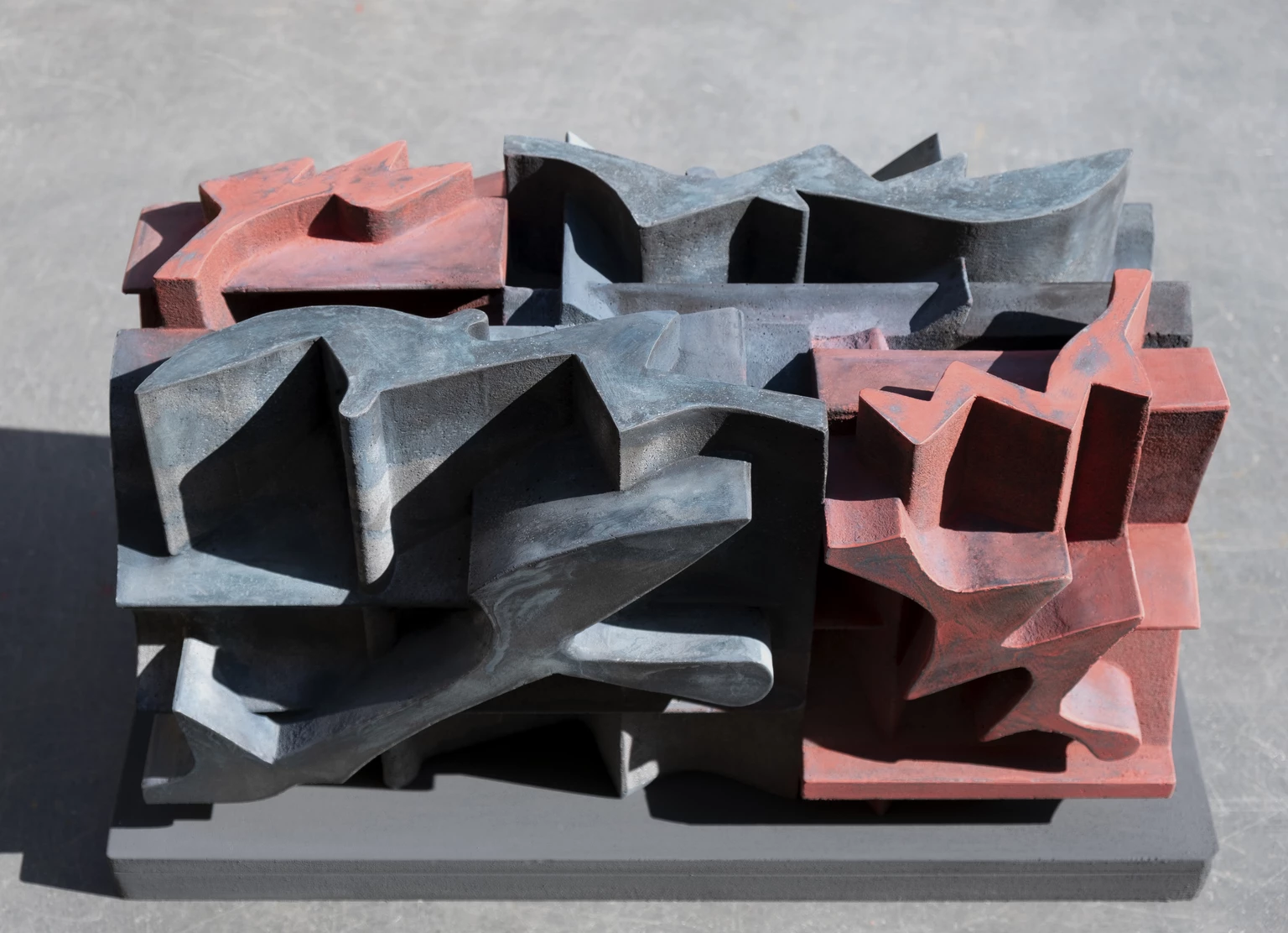 Fragmentumok tere, 2026 - beton, akril, 28 x 52,5 x 27 cm