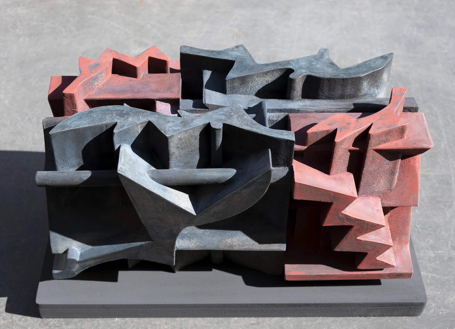 Fragmentumok tere, 2026 - beton, akril, 28 x 52,5 x 27 cm