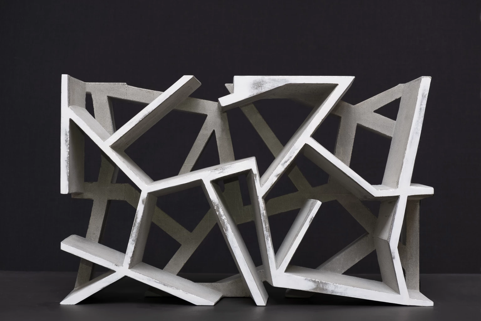 Struktúra 2., 2026 - beton, akril, 40 x 65 x 24,5 cm