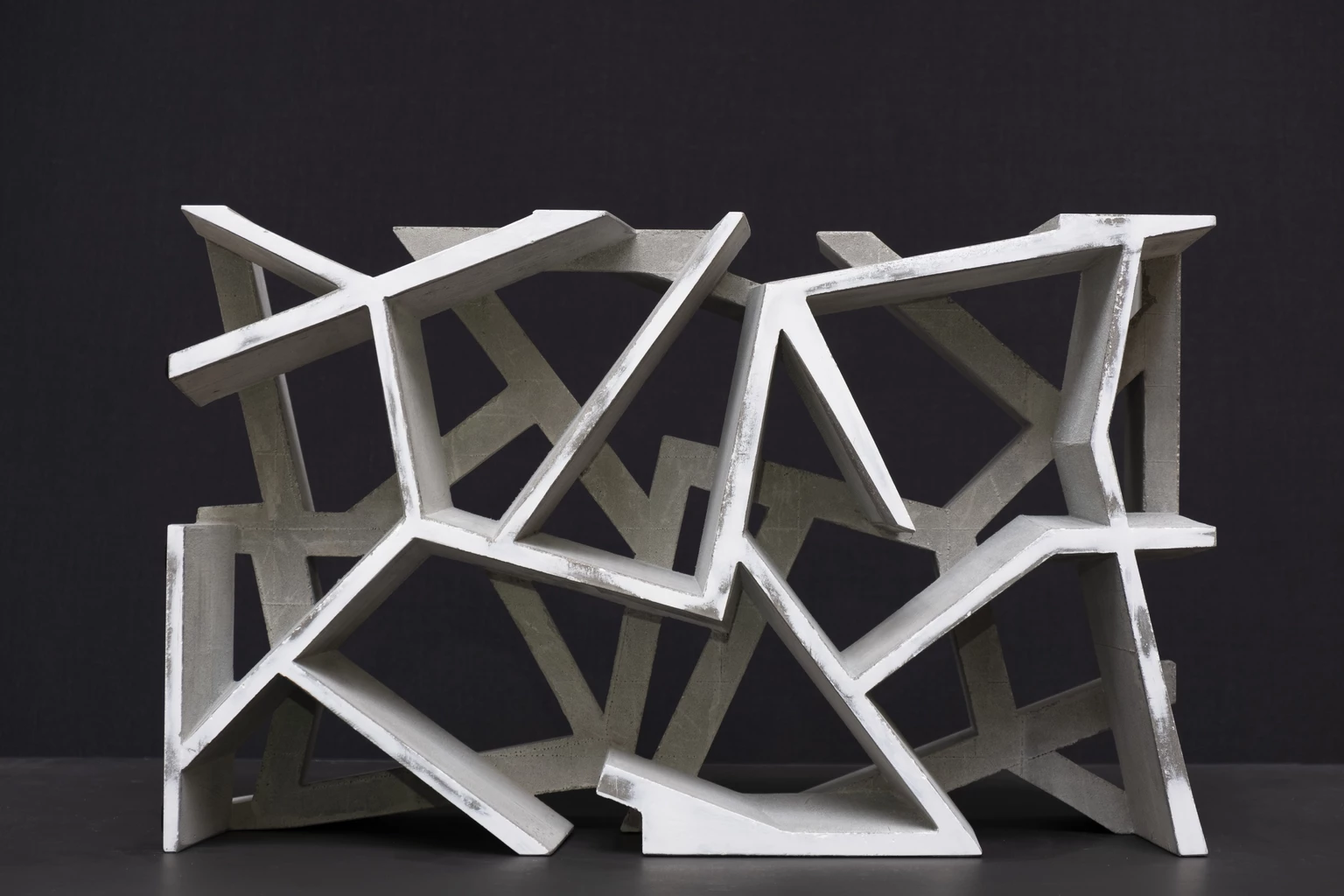 Struktúra 2., 2026 - beton, akril, 40 x 65 x 24,5 cm
