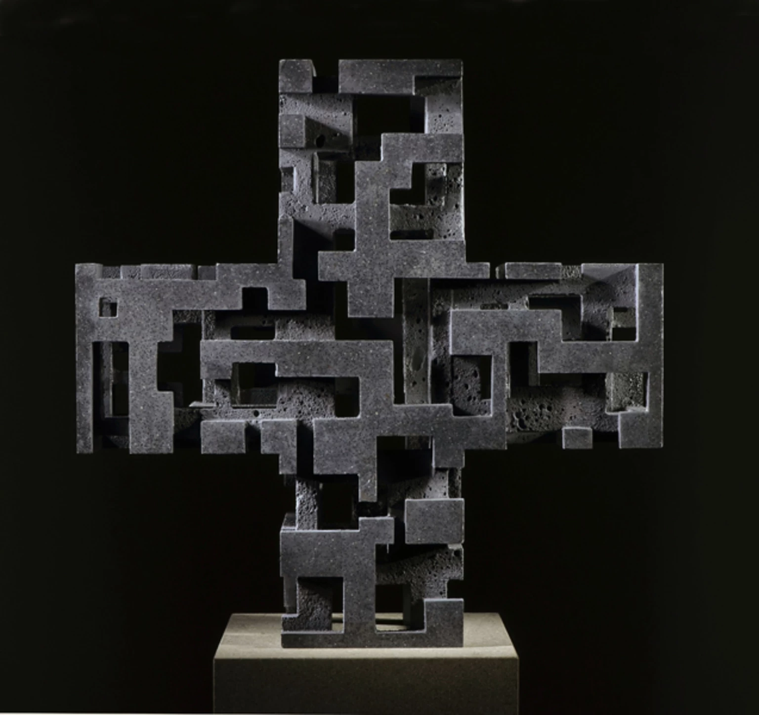 Egy pozitív jel, 2011 - anyagában színezett beton, 74 x 74 x 24 cm