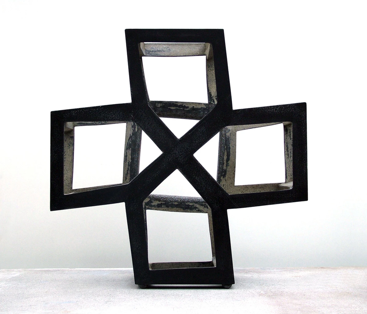 Jel, 2011 - anyagában színezett beton, 71 x 71 x 24 cm