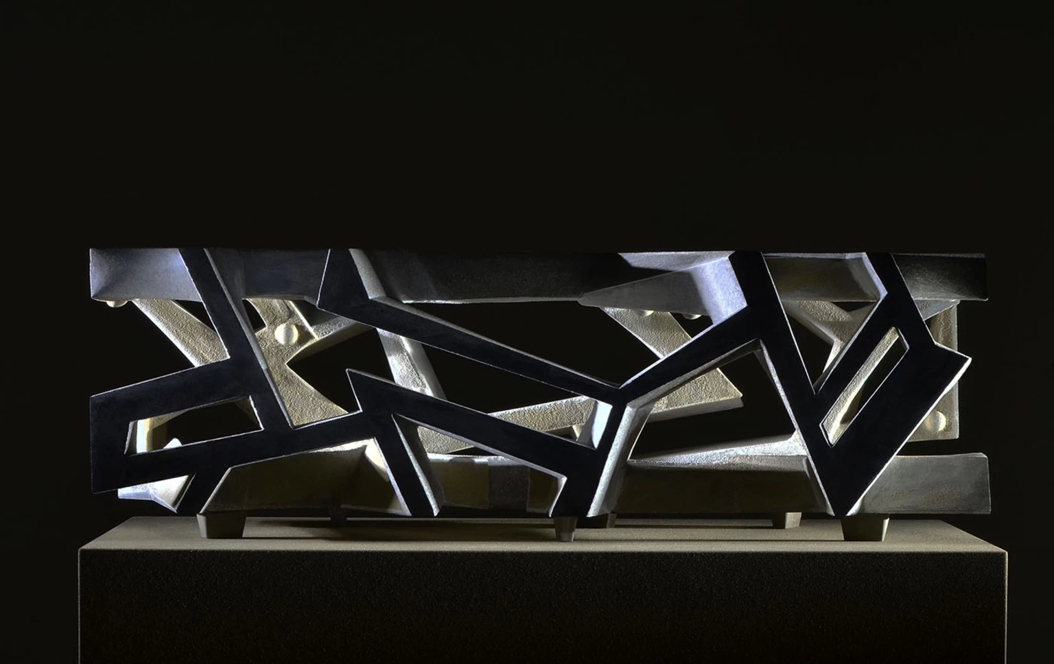 Emlékeztető, 2010 - festett beton, 24 x 24 x 84 cm