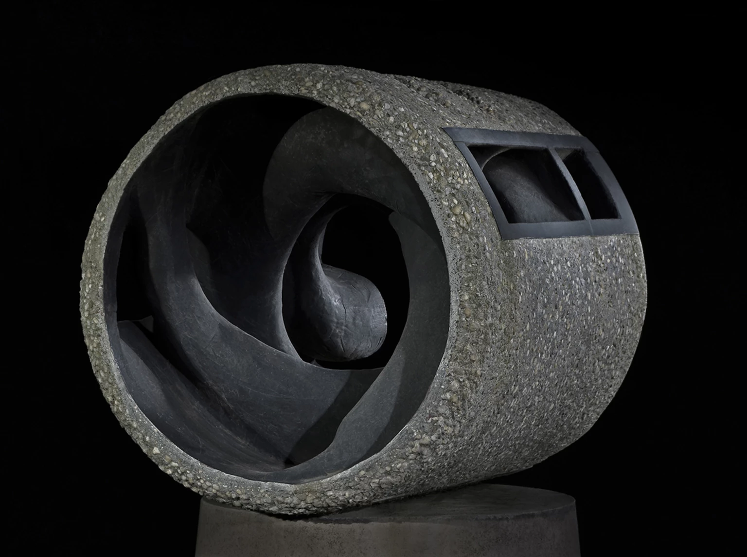 Fekvő torony, 2004 - festett beton, 45 x 45 x 48 cm