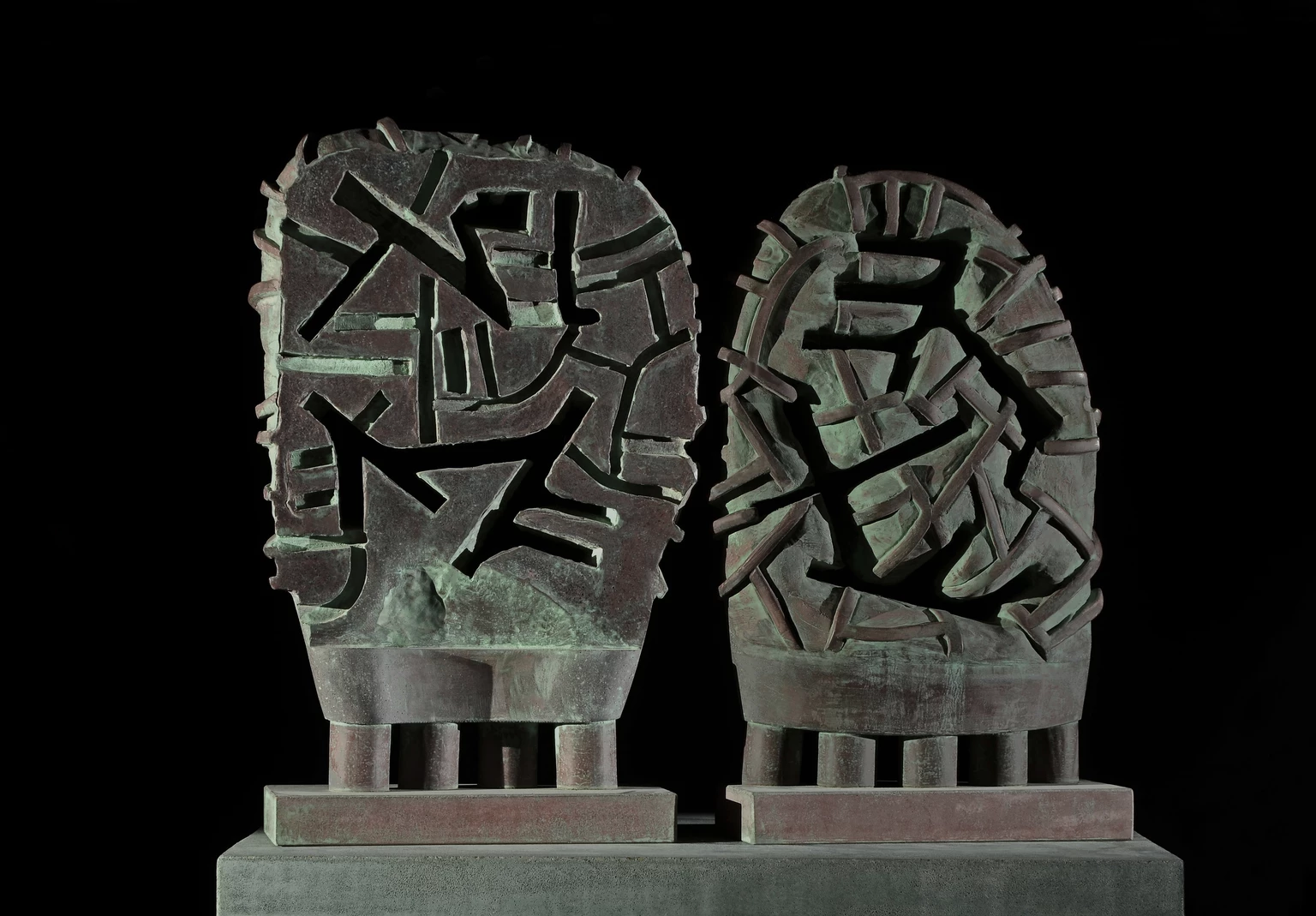 Páros maszk, 2001 - anyagában színezett és festett beton, 60 x 32.5 x 14 cm, 56 x 32.5 x 14 cm